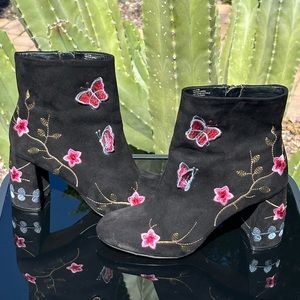 Gorgeous Nanette Lepore Black Floral and Butterfly zip Boots Size 10